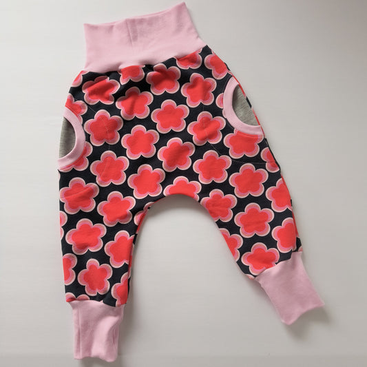 Toddler sweat pants "grow with me", retro flowers, size EUR 92-98 cm / US 18-36 months (Handmade in Canada)