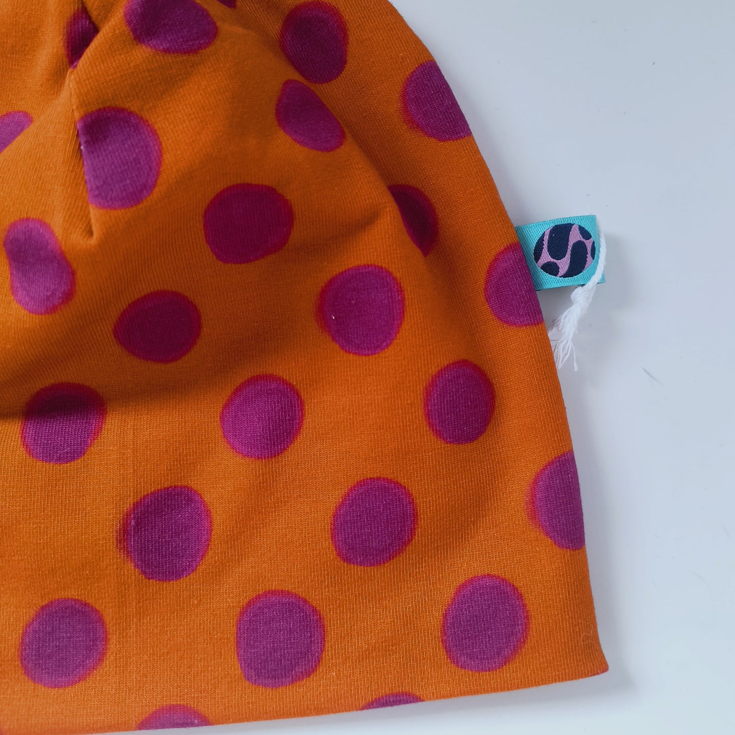 Baby beanie hat, orange purple dots w. blue label, size EUR 44 cm head circumference/US 6-7 months (Handmade in Canada)