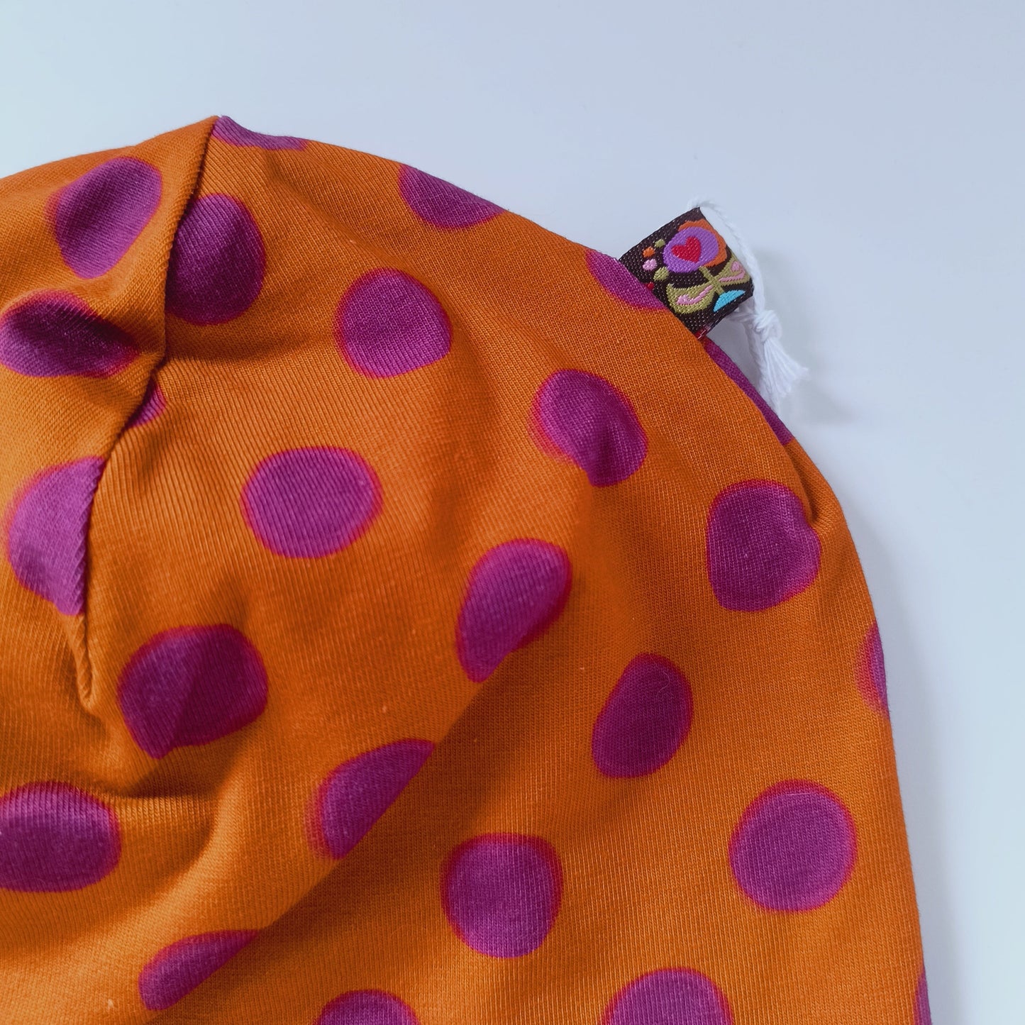 Baby beanie hat, orange purple dots w. flower label, size EUR 44 cm head circumference/US 6-7 months (Handmade in Canada)