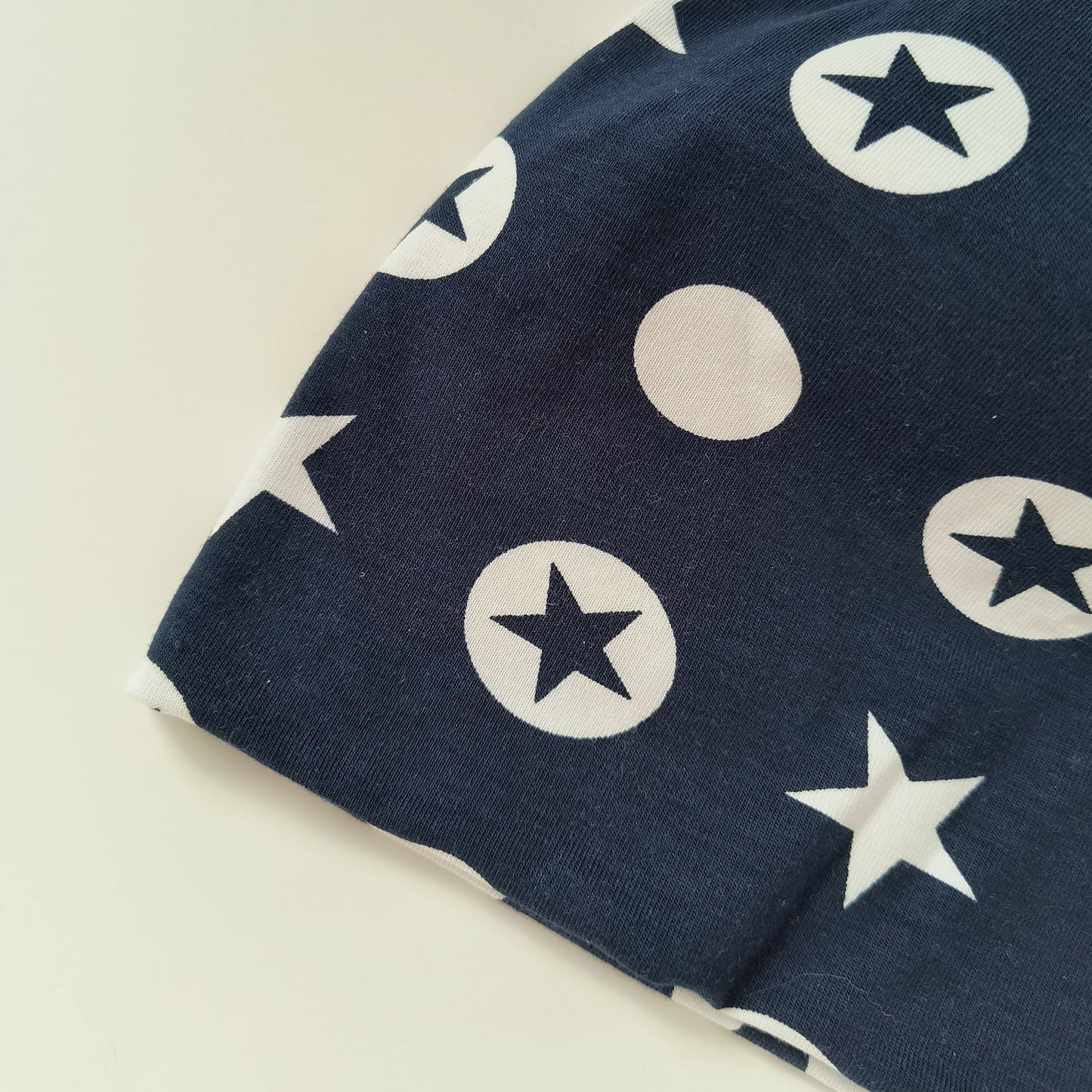 Baby beanie hat, navy stars, size EUR 48 cm head circumference/US 9-12 months (Handmade in Canada)