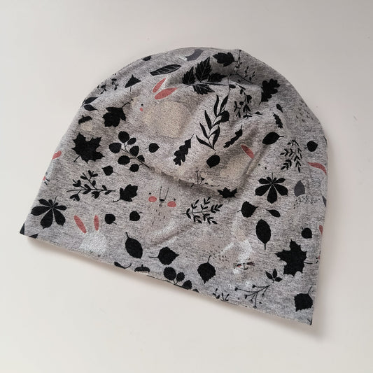 Baby beanie hat, grey leaves and bunnies, size EUR 48 cm head circumference/US 9-12 months (Handmade in Canada)