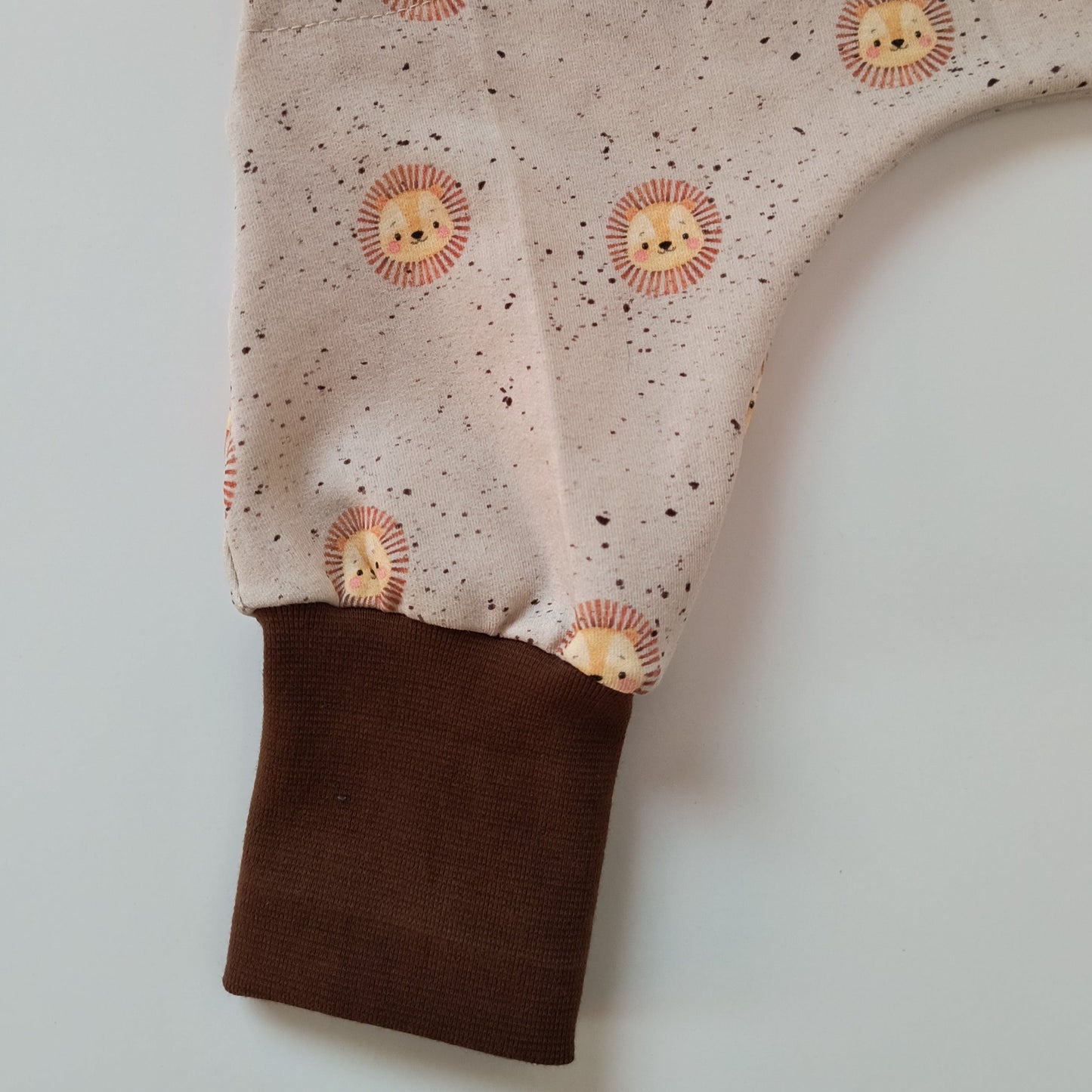 Toddler sweat pants "grow with me", leo print, size EUR 92-98 cm / US 18-36 months (Handmade in Canada)